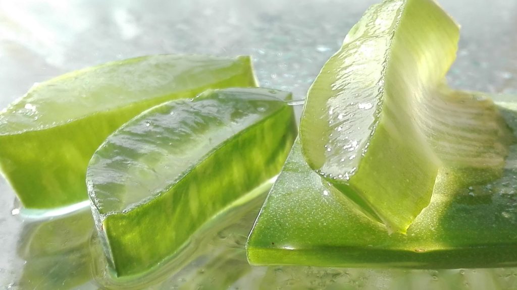 Gros plan sur du gel d'aloe vera translucide et pur, illustrant une solution naturelle pour apaiser la peau et les muqueuses sensibles. 3. Légende (Sous l'image)