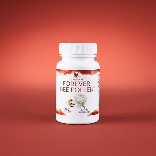 Flacon blanc de Forever Bee Pollen (100 tablettes) sur un fond dégradé orange et terre de Sienne, avec une illustration d'abeille sur l'étiquette.