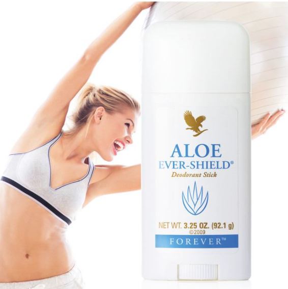 Un stick de déodorant Aloe Ever-Shield de Forever au premier plan avec, en arrière-plan, une femme souriante en tenue de sport levant les bras, symbolisant la confiance et la protection.
