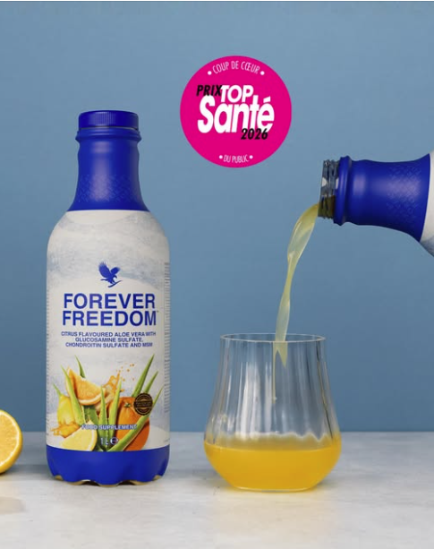Bouteille bleue de Forever Freedom à côté d'un verre dans lequel le liquide est versé, avec un macaron rose indiquant "Prix Top Santé 2026 - Coup de Cœur du Public".