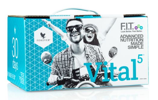 Boîte du pack Vital 5 de Forever affichant un couple souriant à moto, avec les mentions "30 days" et "Advanced Nutrition Made Simple" sur un design bleu et blanc.