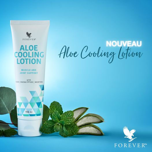ube d'Aloe Cooling Lotion de Forever sur fond bleu, entouré de feuilles d'eucalyptus, de menthe fraîche et de tranches d'aloe vera.