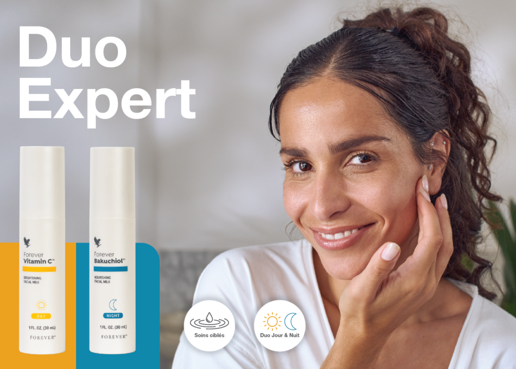 Affiche Duo Expert Forever présentant le lait facial éclat à la Vitamine C pour le jour et le lait facial nourrissant au Bakuchiol pour la nuit, avec une femme souriante à la peau lumineuse. 3. Légende (Sous l'image)