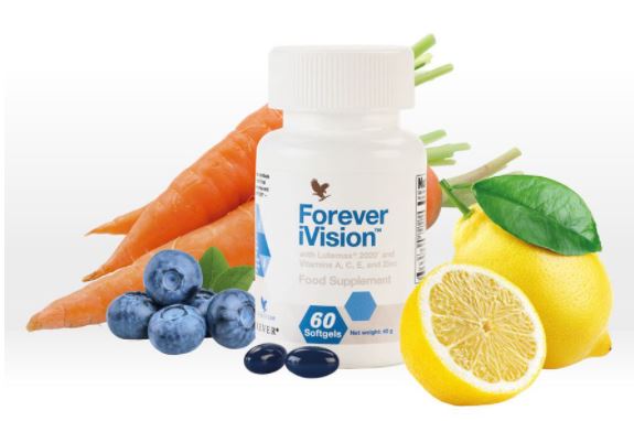 Flacon de Forever iVision entouré de carottes, de myrtilles et d'un citron sur fond blanc, avec deux capsules devant le flacon.