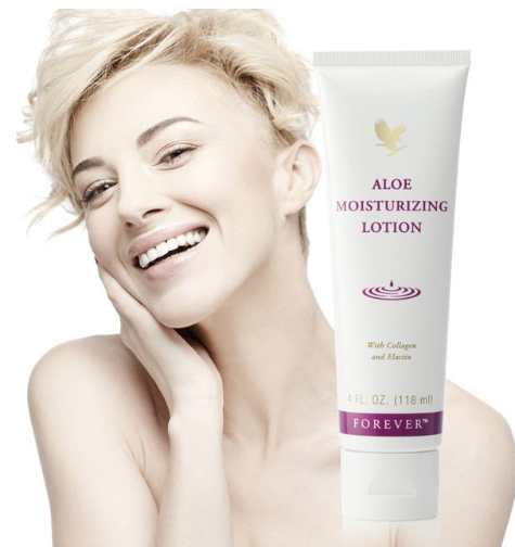 Visuel de l'Aloe Moisturizing Lotion Forever à côté d'une femme souriante, mettant en avant le soin hydratant au collagène et à l'élastine.