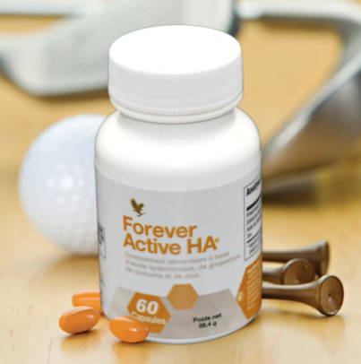 Flacon de Forever Active HA avec une balle de golf et des accessoires de sport, illustrant la lubrification des articulations.