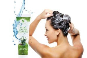 Femme se lavant les cheveux avec le shampoing Aloe Jojoba de Forever Living pour des cheveux brillants et hydratés.